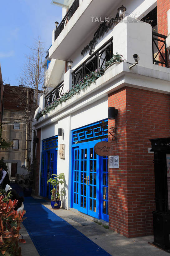 无人,餐厅,家,栏杆,露台,竖图,室外,白天,正面,旅游,度假,阳台,标志建筑,地标,建筑,上海,中国,亚洲,阴影,光线,影子,房屋,屋子,围栏,娱乐,建设,黄浦江,护栏,楼房,住宅,蓝色,蓝天,天空,阳光,外滩,天,享受,休闲,旅游胜地,放松,晴朗,申,黄浦区,东亚,中山东一路,上海市,万里无云,中华人民共和国,沪,华东地区,晴空,晴空万里,彩图,房子,餐馆,饭店,饭馆,露天阳台,黄埔滩,上海外滩,外黄埔滩,十六铺码头,shwf1