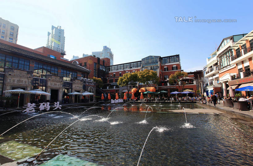 无人,家,横图,室外,白天,仰视,旅游,度假,湖,湖泊,水,植物,标志建筑,地标,建筑,上海,中国,亚洲,阴影,光线,伞,影子,雨伞,遮阳伞,房屋,屋子,湖面,水流,水面,云,云朵,云彩,娱乐,阳伞,建设,黄浦江,楼房,住宅,树,树木,蓝色,绿色,白云,蓝天,天空,阳光,自然,外滩,湖水,人工湖,天,享受,休闲,旅游胜地,放松,生长,晴朗,成长,申,太阳伞,黄浦区,东亚,中山东一路,上海市,中华人民共和国,沪,华东地区,晴空,彩图,低角度拍摄,房子,黄埔滩,上海外滩,外黄埔滩,十六铺码头,shwf1