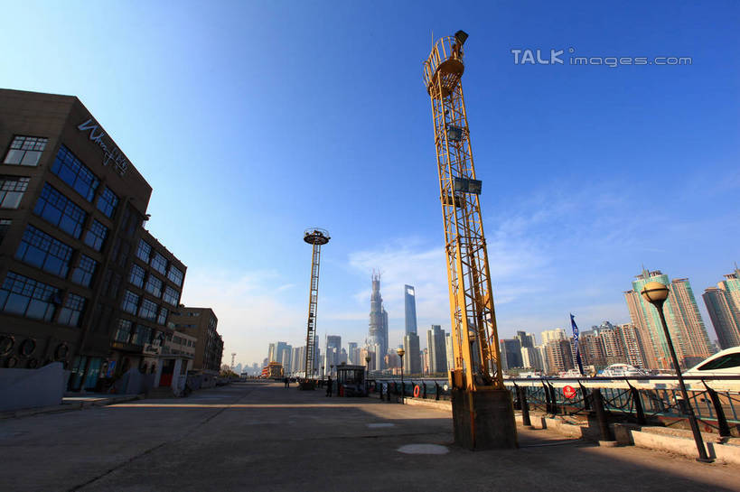 无人,高楼大厦,栏杆,码头,横图,室外,白天,仰视,度假,美景,城市风光,标志建筑,城市,大厦,道路,地标,港口,建筑,路,路灯,摩天大楼,公路,照明,上海,中国,亚洲,阴影,光线,影子,景观,云,云朵,建筑群,围栏,灯光,交通,云彩,娱乐,建设,黄浦江,金茂大厦,护栏,灯,蓝色,白云,蓝天,天空,阳光,外滩,天,享受,休闲,景色,放松,晴朗,照亮,申,照明设备,黄浦区,东亚,中山东一路,上海市,中华人民共和国,沪,华东地区,晴空,马路,彩图,低角度拍摄,摆渡口,埠头,大楼,渡口,渡头,港湾,高层建筑,高楼,海港,货运码头,口岸,摩天楼,商港,黄埔滩,上海外滩,外黄埔滩,上海中心大厦,十六铺码头,shwf1