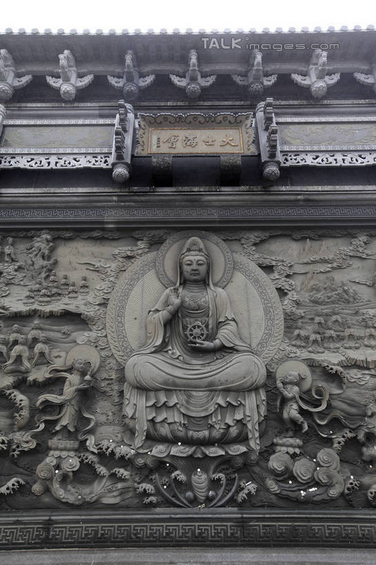 无人,坐,盘腿,竖图,室外,白天,仰视,旅游,度假,智慧,名胜古迹,标志建筑,地标,建筑,雕塑,中国,亚洲,节日,神话,遗迹,艺术,装饰,雕刻,雕像,墙,古迹,文化,文物,娱乐,建设,古建筑,浙江,石雕,墙壁,墙面,浙江省,天空,工艺品,天,祈祷,享受,休闲,健康,旅游胜地,放松,搭,许愿,宗教,观音,信仰,纪念,祈求,美术,搭着,主题,传说,陈列,古文明,东亚,菩萨,普陀区,普陀山,观音菩萨,中华人民共和国,华东地区,浙,功能,美学,舟山,舟山市,慈悲,中国神话,观世音,观世音菩萨,观音大士,观自在菩萨,平安,盘腿而坐,盘膝,盘着腿的,盘着腿坐,双腿交叉,坐着,彩图,低角度拍摄,全身,海天佛国,shwf1