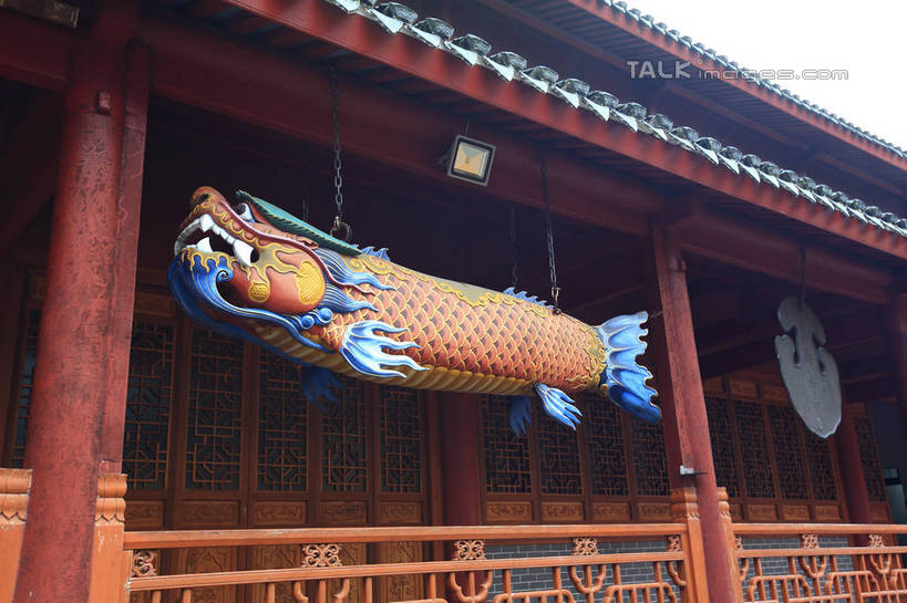 无人,寺庙,栏杆,横图,室外,白天,仰视,旅游,度假,名胜古迹,标志建筑,地标,建筑,雕塑,中国,亚洲,节日,遗迹,艺术,装饰,雕刻,雕像,围栏,古迹,文化,文物,娱乐,建设,古建筑,浙江,护栏,浙江省,祈愿,工艺品,庙宇,祈祷,享受,休闲,健康,旅游胜地,放松,许愿,宗教,佛教,信仰,纪念,祈求,美术,信号,主题,报时,陈列,古文明,东亚,普陀区,普陀山,法雨寺,中华人民共和国,华东地区,浙,功能,美学,召集,舟山,舟山市,释教,鸣钟,平安,钟,彩图,低角度拍摄,庙,寺,海天佛国,shwf1