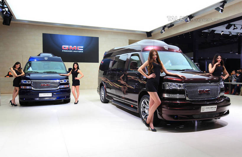 东方人,西方人,四个人,同事,模特,站,摸,横图,室内,白天,正面,高跟鞋,裙子,时尚,成功,合作,团队,集体,信心,显示器,天花板,汽车,鞋子,上海,欧洲,中国,欧洲人,亚洲,撑,抚摸,停靠,阴影,连衣裙,光线,屏幕,影子,墙,灯光,托腮,注视,黄种人,显示屏,手叉腰,队伍,墙壁,墙面,车,黑色,交通工具,轿车,叉腰,观察,看,托,站着,车模,展示,搭,观看,展览,车展,申,察看,领导,成就,搭着,关注,时髦,停泊,托下巴,载具,合伙,领袖,输出设备,东亚,闵行区,上海市,上海车展,上海国际展览中心,中华人民共和国,沪,华东地区,时兴,单手叉腰,单手托腮,年轻女性,女人,女性,白种人,亚洲人,模特儿,触摸,接触,站立,彩图,全身,虹桥经济技术开发区,汽车展览,上海虹桥经济技术开发区,2013年上海第十五届国际汽车展,2013上海车展,上海国际汽车工业展览会,GMC汽车,豪华型商务旅行车,shwf1