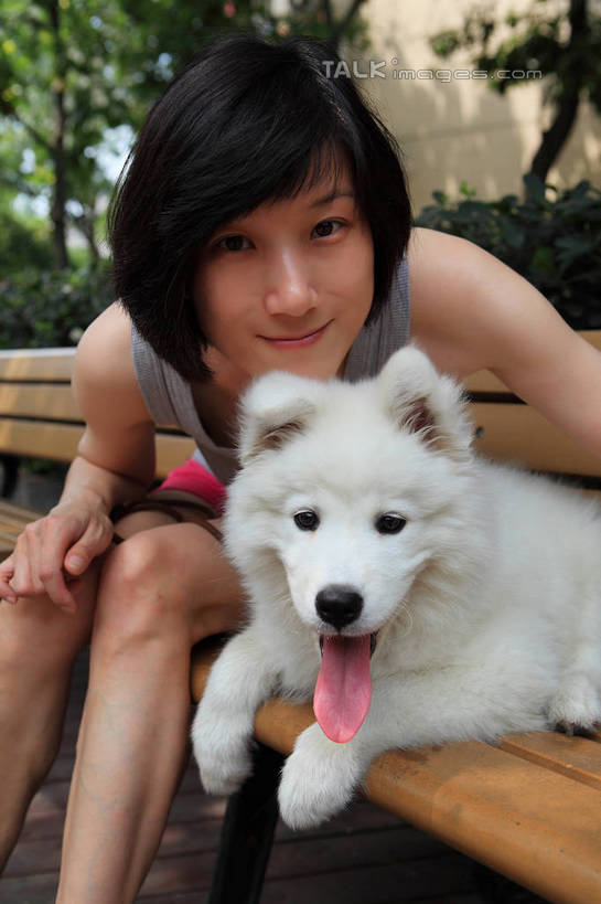 东方人,一个人,坐,笑,微笑,竖图,室外,白天,正面,草地,草坪,植物,宠物,狗,椅子,亚洲,仅一个年轻女性,仅一个女性,仅一个人,阴影,服装,光线,影子,木椅,注视,休闲装,黄种人,吐舌头,草,一只,衣服,绿色,白色,阳光,动物,观察,看,休闲,休闲服,可爱,搭,服饰,观看,察看,搭着,关注,萨摩耶,忠诚,萨摩,萨摩耶德犬,萨摩耶犬,年轻女性,女人,女性,亚洲人,舌头,犬,坐着,半身,彩图,shwf1