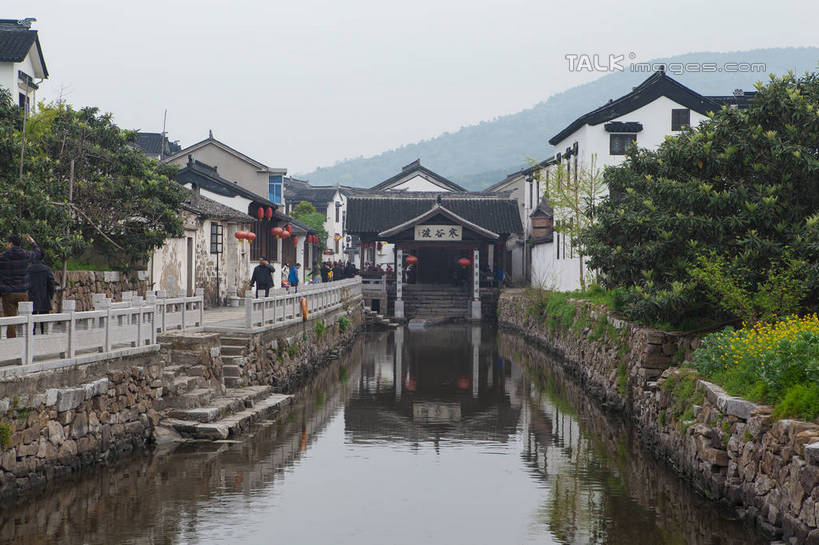 无人,家,栏杆,横图,室外,白天,正面,旅游,度假,河流,名胜古迹,水,植物,标志建筑,地标,建筑,雕塑,中国,亚洲,波纹,遗迹,艺术,装饰,标志,雕刻,牌匾,文字,字符,房屋,屋子,河水,水流,围栏,涟漪,古迹,文化,文物,娱乐,标识,建设,古建筑,江苏,苏州,护栏,楼房,住宅,树,树木,绿色,倒影,水纹,天空,自然,工艺品,波浪,天,享受,休闲,汉字,旅游胜地,放松,生长,成长,纪念,美术,倒映,中文,主题,陈列,古文明,东亚,江苏省,苏州市,中华人民共和国,华东地区,苏,水晕,功能,美学,国文,华文,反照,吴中区,彩图,房子,东山镇,陆巷村,陆巷古村,shwf1