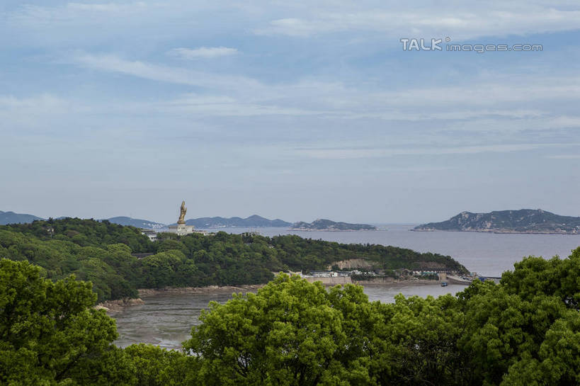 无人,横图,室外,白天,正面,旅游,度假,智慧,海浪,海洋,美景,森林,山,山脉,树林,植物,雕塑,中国,亚洲,阴影,神话,艺术,装饰,光线,雕刻,雕像,影子,景观,浪花,山峰,云,云朵,山峦,云彩,文化,娱乐,浙江,树,树木,浙江省,蓝色,绿色,白云,蓝天,天空,阳光,自然,海水,工艺品,群山,天,享受,休闲,景色,放松,观音,生长,晴朗,成长,纪念,美术,自然风光,主题,传说,陈列,海景,东亚,菩萨,普陀区,普陀山,观音菩萨,一尊,中华人民共和国,华东地区,浙,功能,美学,舟山,舟山市,慈悲,中国神话,观世音,观世音菩萨,观音大士,观自在菩萨,大海,风浪,海,海水的波动,近岸浪,涌浪,晴空,彩图,全身,南海观音,海天佛国,普陀山南海观音立像,shwf1