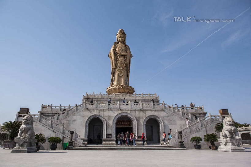 无人,栏杆,横图,室外,白天,仰视,旅游,度假,智慧,植物,楼梯,标志建筑,地标,建筑,哺乳动物,野生动物,狮子,雕塑,中国,亚洲,阴影,辟邪,神话,艺术,装饰,光线,雕刻,雕像,扶手,盆栽,影子,阶梯,云,云朵,盆景,云彩,文化,娱乐,建设,浙江,护栏,石雕,台阶,树,树木,浙江省,蓝色,绿色,白云,蓝天,天空,阳光,自然,动物,工艺品,石狮,天,祈祷,享受,休闲,健康,旅游胜地,放松,许愿,观音,生长,晴朗,成长,纪念,祈求,美术,主题,传说,凶猛,陈列,东亚,菩萨,普陀区,普陀山,观音菩萨,中华人民共和国,华东地区,浙,功能,美学,驱邪,祛邪,避邪,舟山,舟山市,守护神,慈悲,中国神话,观世音,观世音菩萨,观音大士,观自在菩萨,残暴,平安,凶残,盆景树,盆栽树,晴空,彩图,低角度拍摄,全身,南海观音,海天佛国,普陀山南海观音立像,shwf1