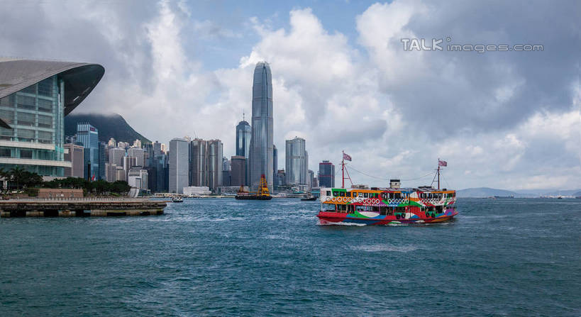 无人,高楼大厦,横图,全景,室外,白天,正面,度假,海浪,海洋,美景,山,山脉,天际线,城市风光,标志建筑,城市,大厦,地标,建筑,摩天大楼,船,客轮,香港,中国,亚洲,一艘,阴影,波纹,飞溅,溅,光线,液体,影子,景观,浪花,山峰,水滴,云,云朵,建筑群,山峦,云彩,娱乐,建设,水珠,中环,蓝色,白云,蓝天,水纹,天空,阳光,海水,船尾波,交通工具,波浪,群山,天,享受,休闲,景色,放松,晴朗,港,渡轮,喷洒,客船,载具,海景,东亚,香港岛,香港特别行政区,港澳台,中华人民共和国,港岛,中西区,大海,风浪,海,海水的波动,近岸浪,涌浪,晴空,彩图,大楼,高层建筑,高楼,摩天楼,国际金融中心二期,国金二期,金融街,shwf1