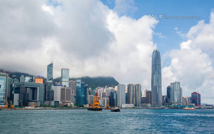 无人,高楼大厦,横图,全景,室外,白天,正面,度假,海浪,海洋,美景,山,山脉,天际线,城市风光,标志建筑,城市,大厦,地标,建筑,摩天大楼,船,客轮,香港,中国,亚洲,阴影,波纹,飞溅,溅,光线,液体,影子,景观,浪花,山峰,水滴,云,云朵,建筑群,山峦,云彩,娱乐,建设,水珠,中环,蓝色,白云,蓝天,水纹,天空,阳光,海水,船尾波,交通工具,波浪,群山,天,享受,休闲,景色,放松,晴朗,港,渡轮,喷洒,客船,载具,海景,东亚,香港岛,香港特别行政区,港澳台,中华人民共和国,港岛,中西区,大海,风浪,海,海水的波动,近岸浪,涌浪,晴空,彩图,大楼,高层建筑,高楼,摩天楼,国际金融中心二期,国金二期,金融街,shwf1