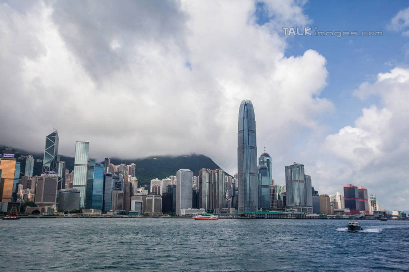 无人,高楼大厦,横图,全景,室外,白天,正面,度假,海浪,海洋,美景,山,山脉,天际线,城市风光,标志建筑,城市,大厦,地标,建筑,摩天大楼,船,客轮,香港,中国,亚洲,一艘,阴影,波纹,飞溅,溅,光线,液体,影子,景观,浪花,山峰,水滴,云,云朵,建筑群,山峦,云彩,娱乐,建设,水珠,中环,蓝色,白云,蓝天,水纹,天空,阳光,海水,船尾波,交通工具,波浪,群山,天,享受,休闲,景色,放松,晴朗,港,渡轮,喷洒,客船,载具,海景,东亚,香港岛,香港特别行政区,港澳台,中华人民共和国,港岛,中西区,大海,风浪,海,海水的波动,近岸浪,涌浪,晴空,彩图,大楼,高层建筑,高楼,摩天楼,国际金融中心二期,国金二期,金融街,shwf1