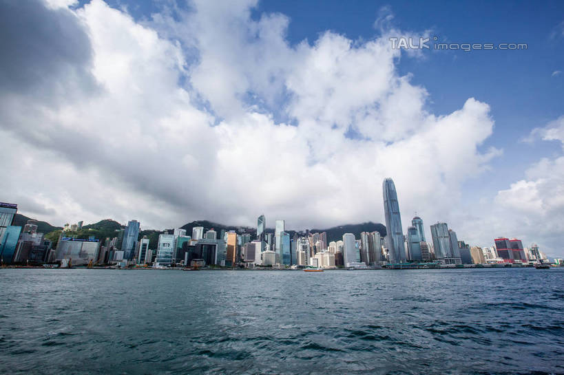 无人,高楼大厦,横图,全景,室外,白天,正面,度假,海浪,海洋,美景,山,山脉,天际线,城市风光,标志建筑,城市,大厦,地标,建筑,摩天大楼,香港,中国,亚洲,阴影,光线,影子,景观,浪花,山峰,云,云朵,建筑群,山峦,云彩,娱乐,建设,中环,蓝色,白云,蓝天,天空,阳光,海水,群山,天,享受,休闲,景色,放松,晴朗,港,海景,东亚,香港岛,香港特别行政区,港澳台,中华人民共和国,港岛,中西区,大海,风浪,海,海水的波动,近岸浪,涌浪,晴空,彩图,大楼,高层建筑,高楼,摩天楼,国际金融中心二期,国金二期,金融街,shwf1