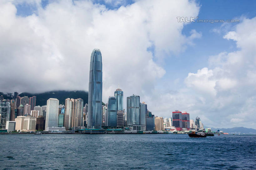 无人,高楼大厦,横图,全景,室外,白天,正面,度假,海浪,海洋,美景,山,山脉,天际线,城市风光,标志建筑,城市,大厦,地标,建筑,摩天大楼,船,客轮,香港,中国,亚洲,一艘,阴影,波纹,飞溅,溅,光线,液体,影子,景观,浪花,山峰,水滴,云,云朵,建筑群,山峦,云彩,娱乐,建设,水珠,中环,蓝色,白云,蓝天,水纹,天空,阳光,海水,船尾波,交通工具,波浪,群山,天,享受,休闲,景色,放松,晴朗,港,渡轮,喷洒,客船,载具,海景,东亚,香港岛,香港特别行政区,港澳台,中华人民共和国,港岛,中西区,大海,风浪,海,海水的波动,近岸浪,涌浪,晴空,彩图,大楼,高层建筑,高楼,摩天楼,国际金融中心二期,国金二期,金融街,shwf1