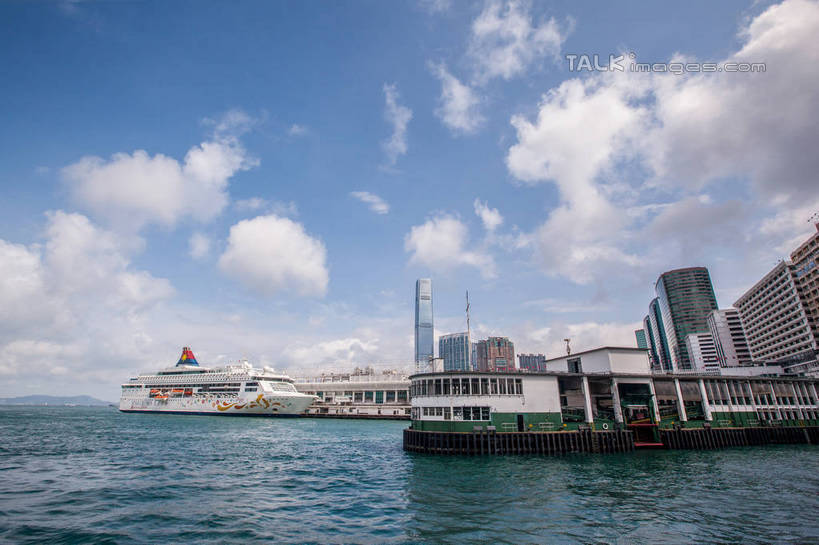 无人,高楼大厦,码头,横图,室外,白天,正面,度假,海浪,海洋,美景,城市风光,城市,大厦,港口,建筑,摩天大楼,船,客轮,香港,中国,亚洲,阴影,光线,影子,景观,浪花,云,云朵,建筑群,云彩,娱乐,建设,蓝色,白云,蓝天,天空,阳光,海水,交通工具,天,享受,休闲,景色,放松,晴朗,港,渡轮,客船,载具,海景,东亚,九龙,游艇码头,尖沙咀,香港特别行政区,港澳台,中华人民共和国,九龙半岛,油尖旺区,尖沙嘴,大海,风浪,海,海水的波动,近岸浪,涌浪,晴空,彩图,摆渡口,埠头,大楼,渡口,渡头,港湾,高层建筑,高楼,海港,口岸,摩天楼,尖沙咀天星码头,尖沙咀海滨花园,尖沙咀海旁,九龙角天星码头,天星码头,天星小轮,shwf1