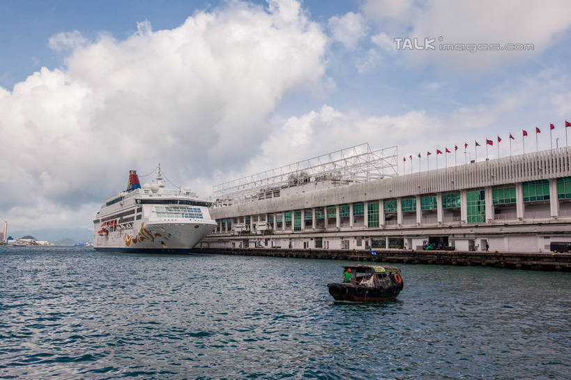 无人,码头,横图,室外,白天,正面,度假,海浪,海洋,美景,城市风光,城市,港口,船,香港,中国,亚洲,阴影,光线,影子,景观,浪花,云,云朵,云彩,娱乐,游轮,游船,蓝色,白云,蓝天,天空,阳光,海水,交通工具,邮轮,天,享受,休闲,景色,放松,晴朗,港,载具,海景,东亚,九龙,游艇码头,尖沙咀,香港特别行政区,港澳台,中华人民共和国,旅游船,九龙半岛,油尖旺区,尖沙嘴,大海,风浪,海,海水的波动,近岸浪,涌浪,晴空,彩图,摆渡口,埠头,渡口,渡头,港湾,海港,口岸,尖沙咀天星码头,尖沙咀海滨花园,尖沙咀海旁,九龙角天星码头,天星码头,shwf1