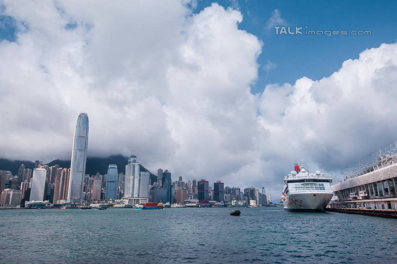 无人,高楼大厦,横图,全景,室外,白天,正面,度假,海浪,海洋,美景,山,山脉,天际线,城市风光,标志建筑,城市,大厦,地标,建筑,摩天大楼,船,客轮,香港,中国,亚洲,阴影,光线,影子,景观,浪花,山峰,云,云朵,建筑群,山峦,云彩,娱乐,建设,中环,蓝色,白云,蓝天,天空,阳光,海水,交通工具,群山,天,享受,休闲,景色,放松,晴朗,港,渡轮,客船,载具,海景,东亚,九龙,尖沙咀,香港岛,香港特别行政区,港澳台,中华人民共和国,九龙半岛,港岛,油尖旺区,中西区,尖沙嘴,大海,风浪,海,海水的波动,近岸浪,涌浪,晴空,彩图,大楼,高层建筑,高楼,摩天楼,国际金融中心二期,国金二期,金融街,尖沙咀天星码头,尖沙咀海滨花园,尖沙咀海旁,九龙角天星码头,天星码头,shwf1