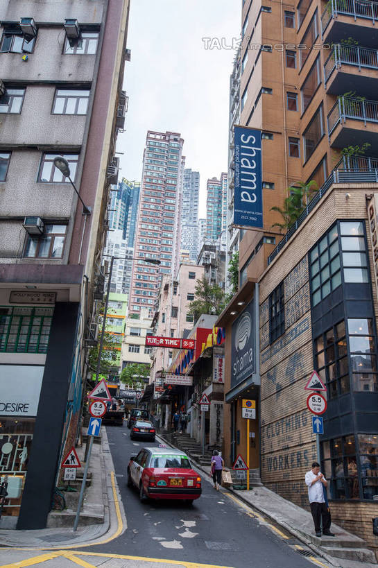 无人,高楼大厦,商店,竖图,室外,白天,仰视,购物,度假,消费,美景,城市风光,超市,城市,大厦,道路,建筑,路,摩天大楼,商场,公路,出租车,汽车,香港,中国,亚洲,景观,建筑群,分界线,停车线,交通,娱乐,建设,车,中环,天空,交通工具,轿车,天,享受,休闲,景色,放松,金融,百货,车行道,车行道分界线,港,载具,的士,标线,计程车,选购,贸易,百货公司,东亚,车行线,香港岛,香港特别行政区,港澳台,中华人民共和国,血拼,港岛,中西区,荷李活道,马路,彩图,低角度拍摄,大楼,高层建筑,高楼,购物商场,购物中心,摩天楼,商业中心,shwf1