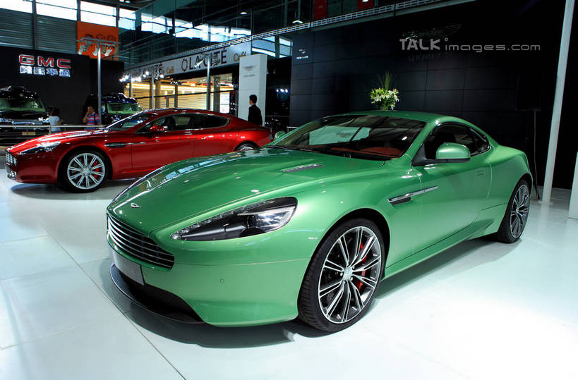 东方人,三个人,站,横图,室内,白天,正面,智慧,汽车,亚洲,两辆,行人,游客,游人,停靠,服装,艺术,盛开,花蕾,休闲装,黄种人,文化,路人,旅客,车,花,花瓣,花朵,鲜花,衣服,红色,绿色,插花,交通工具,轿车,花苞,花蕊,站着,休闲,休闲服,展示,服饰,展览,车展,插花艺术,创造,停泊,载具,创作,想象,过客,男人,男性,年轻男性,年轻女性,女人,女性,亚洲人,站立,半身,彩图,汽车展览,阿斯顿.马丁Virage,阿斯顿.马丁,shwf1,2012浦东国际汽车展览会