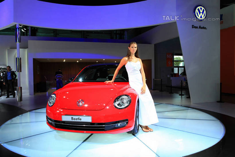 西方人,背部,三个人,模特,站,横图,室内,白天,正面,裙子,汽车,欧洲,欧洲人,一辆,停靠,阴影,连衣裙,光线,英文,标志,文字,影子,字符,字母,灯光,注视,标识,车,红色,白色,交通工具,轿车,观察,看,站着,车模,展示,搭,观看,展览,车展,大众,英文字母,察看,搭着,关注,停泊,载具,男人,男性,年轻男性,年轻女性,女人,女性,白种人,模特儿,站立,彩图,全身,汽车展览,白色人种,高加索人种,欧罗巴人种,shwf1,2012浦东国际汽车展览会