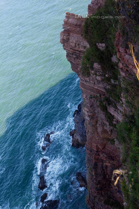 无人,竖图,俯视,室外,白天,旅游,度假,海浪,海洋,石头,美景,山,山脉,植物,中国,亚洲,阴影,光线,石子,影子,景观,浪花,山峰,悬崖,山峦,娱乐,山东,烟台,树,树木,绿色,阳光,自然,海水,群山,享受,休闲,景色,放松,生长,成长,自然风光,海景,东亚,山东省,中华人民共和国,华东地区,鲁,烟台市,绝壁,大海,风浪,海,海水的波动,近岸浪,石块,岩石,涌浪,彩图,高角度拍摄,shwf1