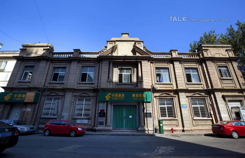 无人,邮局,家,横图,室外,白天,仰视,旅游,度假,名胜古迹,植物,窗户,标志建筑,道路,地标,建筑,路,公路,汽车,中国,亚洲,停靠,阴影,遗迹,光线,影子,房屋,墙,屋子,交通,古迹,文物,娱乐,建设,古建筑,山东,烟台,楼房,玻璃窗,墙壁,墙面,住宅,车,树,树木,红色,蓝色,绿色,蓝天,天空,阳光,自然,交通工具,轿车,天,享受,休闲,旅游胜地,放松,生长,晴朗,成长,烟台山,停泊,载具,古文明,东亚,山东省,万里无云,中华人民共和国,华东地区,鲁,烟台市,晴空,晴空万里,马路,彩图,低角度拍摄,房子,邮电局,邮政局,shwf1