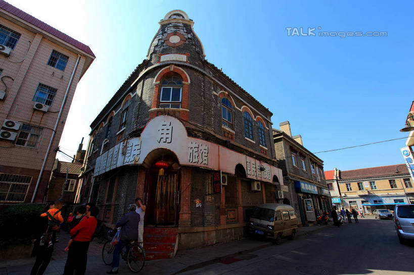 东方人,儿童,中年人,家庭,夫妻,母亲,父亲,女儿,儿子,邮局,家,站,抱,横图,室外,白天,仰视,爱情,旅游,度假,纯洁,名胜古迹,标志建筑,道路,地标,建筑,路,公路,汽车,中国,亚洲,阴影,服装,遗迹,光线,影子,房屋,屋子,交通,许多人,浪漫,休闲装,黄种人,古迹,文物,娱乐,建设,古建筑,山东,烟台,楼房,住宅,车,小孩,衣服,蓝色,蓝天,天空,阳光,交通工具,轿车,天,驾驶,行驶,站着,一群人,享受,休闲,温暖,温馨,父女,父子,母女,母子,一家人,休闲服,旅游胜地,恩爱,放松,父爱,可爱,母爱,童年,童趣,恋人,服饰,晴朗,抱着,烟台山,操纵,和睦,控制,搂着,载具,驾车,童真,古文明,东亚,操控,烂漫,无邪,山东省,万里无云,中华人民共和国,华东地区,把持,鲁,烟台市,天真,男孩,男人,男性,女孩,女人,女性,中年男性,中年女性,亚洲人,孩子,夫妇,情侣,晴空,晴空万里,马路,搂,搂抱,站立,半身,彩图,低角度拍摄,房子,邮电局,邮政局,伴侣,融洽,男生,女生,shwf1