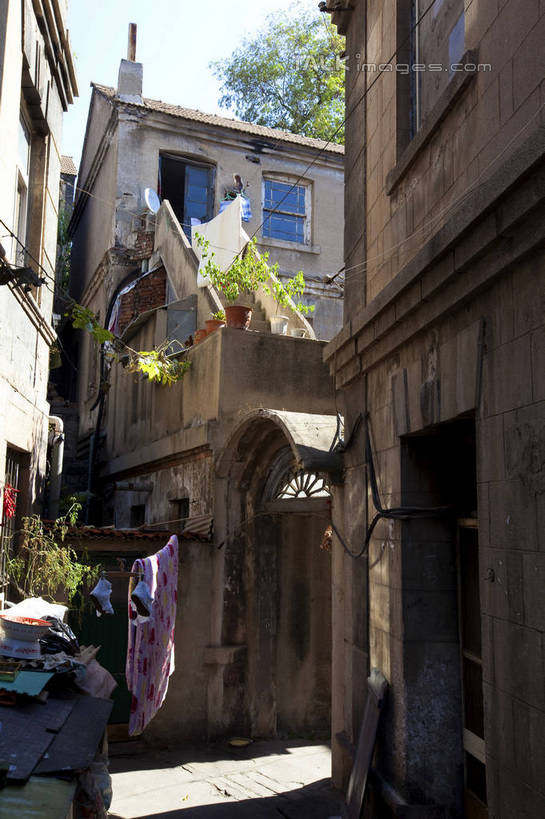 无人,家,竖图,室外,白天,仰视,旅游,度假,名胜古迹,植物,窗户,门,标志建筑,道路,地标,建筑,路,中国,亚洲,阴影,遗迹,光线,影子,房屋,墙,屋子,小路,交通,古迹,文物,娱乐,建设,古建筑,山东,烟台,楼房,玻璃窗,墙壁,墙面,住宅,树,树木,绿色,天空,阳光,自然,门框,天,享受,休闲,旅游胜地,放松,生长,成长,烟台山,古文明,东亚,山东省,中华人民共和国,华东地区,鲁,烟台市,彩图,低角度拍摄,房子,shwf1