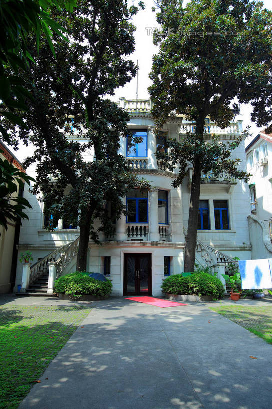 无人,家,竖图,室外,白天,正面,旅游,度假,草地,草坪,名胜古迹,植物,标志建筑,道路,地标,建筑,路,上海,中国,亚洲,一幢,阴影,遗迹,光线,影子,房屋,屋子,公寓,小路,交通,古迹,文物,娱乐,建设,古建筑,洋房,楼房,住宅,草,树,树木,绿色,天空,阳光,自然,天,享受,休闲,旅游胜地,放松,生长,成长,复兴中路,申,卢湾区,古文明,东亚,上海市,中华人民共和国,沪,华东地区,彩图,房子,shwf1