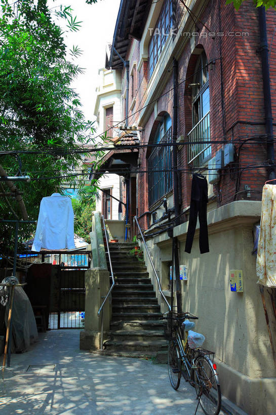 无人,家,栏杆,竖图,室外,白天,仰视,旅游,度假,名胜古迹,植物,窗户,楼梯,标志建筑,地标,建筑,自行车,上海,中国,亚洲,停靠,阴影,遗迹,光线,扶手,影子,房屋,阶梯,墙,屋子,公寓,古迹,文物,娱乐,建设,古建筑,洋房,护栏,楼房,玻璃窗,墙壁,墙面,台阶,住宅,车,脚踏车,树,树木,绿色,天空,阳光,自然,交通工具,天,享受,休闲,旅游胜地,放松,生长,成长,复兴中路,申,停泊,载具,卢湾区,古文明,东亚,上海市,中华人民共和国,沪,华东地区,彩图,低角度拍摄,房子,shwf1