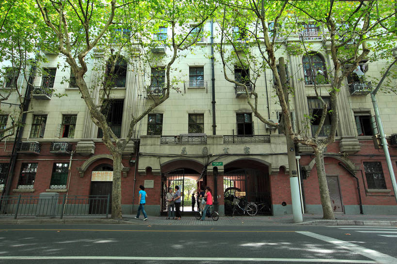 东方人,家,站,走,横图,室外,白天,仰视,度假,美景,树林,植物,窗户,城市风光,城市,道路,路,公路,上海,中国,亚洲,一排,许多,行人,阴影,服装,整齐,并列,并排,光线,影子,房屋,屋子,景观,公寓,枝条,交通,很多,许多人,注视,休闲装,黄种人,娱乐,洋房,楼房,路人,玻璃窗,住宅,树,树木,树枝,排列,衣服,绿色,阳光,自然,观察,看,站着,一群人,享受,休闲,休闲服,景色,放松,服饰,生长,成长,观看,复兴中路,申,察看,队列,关注,平行,卢湾区,东亚,上海市,中华人民共和国,沪,华东地区,虬枝,枝杈,过客,男人,男性,年轻男性,年轻女性,女人,女性,亚洲人,马路,步行,散步,站立,走路,彩图,低角度拍摄,全身,房子,shwf1