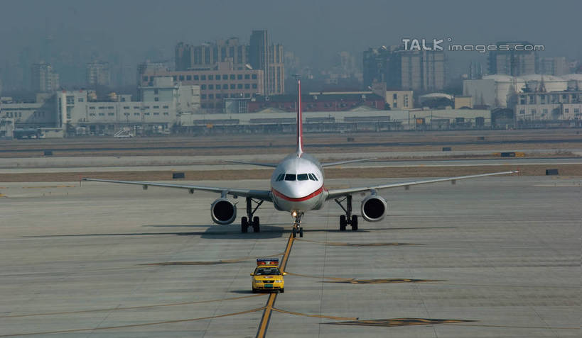 无人,高楼大厦,机场,横图,室外,白天,正面,度假,美景,城市风光,城市,大厦,飞机,飞机场,建筑,摩天大楼,汽车,上海,中国,亚洲,一辆,阴影,光线,影子,景观,建筑群,跑道,地面,着陆,娱乐,航空,建设,车,黄色,阳光,停机坪,交通工具,轿车,行驶,享受,休闲,景色,放松,一架,虹桥机场,登陆,申,客机,下降,降落,滑行,东亚,长宁区,上海市,中华人民共和国,沪,华东地区,上海虹桥国际机场,东方航空,航空站,空港,彩图,大楼,高层建筑,高楼,摩天楼,shwf1
