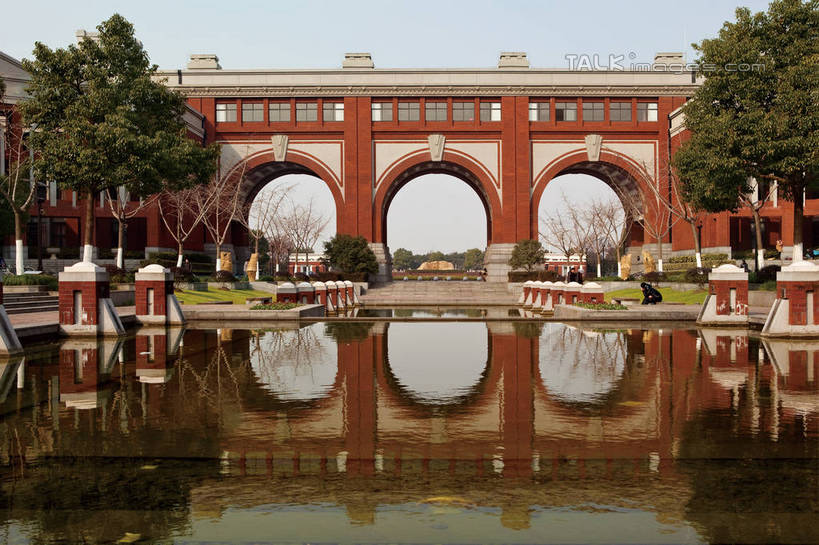 无人,学校,教学楼,横图,室外,白天,正面,旅游,湖,湖泊,美景,水,植物,门,城市风光,城市,上海,中国,亚洲,阴影,反射,光线,影子,大门,房屋,屋子,湖面,景观,水流,水面,拱门,门口,娱乐,校园,楼房,树,树木,蓝色,绿色,倒影,蓝天,天空,阳光,自然,门框,湖水,天,享受,教室,景色,放松,生长,成长,申,东亚,华东政法大学,松江区,上海市,中华人民共和国,沪,华东地区,院校,高等学校,松江大学城,彩图,房子,大学,教学大楼,shwf1