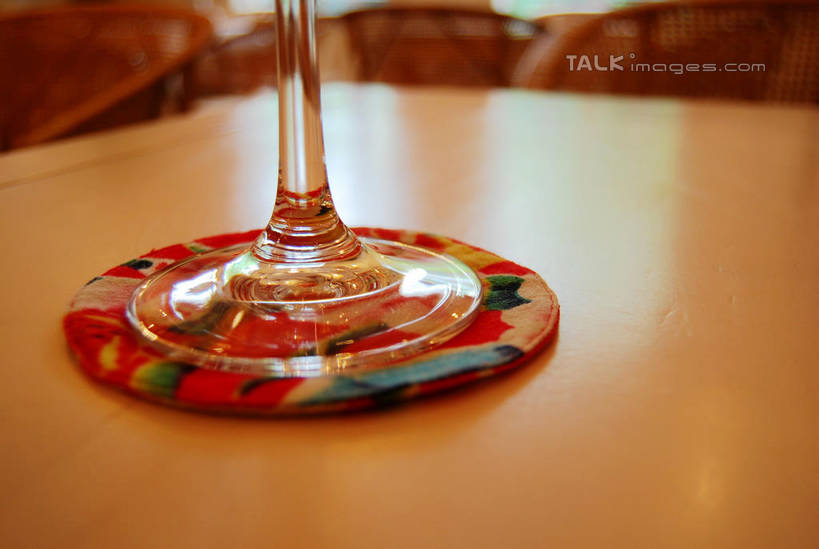 无人,交叉,横图,俯视,室内,特写,白天,桌面,桌子,静物,杯子,椅子,阴影,朦胧,模糊,编织,反射,木制,高脚杯,影子,木桌,藤椅,红酒杯,玻璃制品,一个,酒杯,木制品,单个,交织,葡萄酒杯,穿插,玻璃杯,彩图,高角度拍摄,木桌子,shxw1