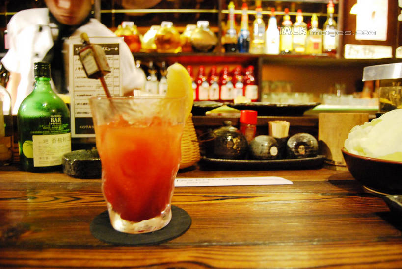 东方人,一个人,服务员,餐厅,站,横图,室内,白天,正面,工作服,制服,幸福,茶,桌面,桌子,柠檬,杯子,水果,亚洲,仅一个男性,仅一个人,许多,切开,阴影,服装,朦胧,模糊,新鲜,光线,木制,影子,塑料,木桌,灯光,生食,红茶,茶叶,食品,果实,酒类,很多,一杯,置物架,黄种人,娱乐,架子,玻璃制品,酒,酒瓶,食物,饮料,仅一个年轻男性,衣服,玻璃瓶,木制品,瓶子,水杯,塑料制品,吸管,切,站着,享受,休闲,温馨,放松,乐趣,冰红茶,服饰,有机食品,绿色食品,空心,提神,舒适,衣着,穿着,醒脑,陈列架,剖面,切面,饮管,工作制服,衣饰,搁架,男人,男性,年轻男性,亚洲人,服务生,侍者,玻璃杯,益母果,柠果,站立,半身,彩图,工作套服,餐馆,饭店,饭馆,木桌子,圆柱状,shxw1