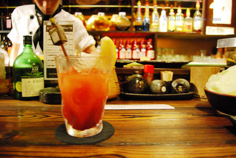 东方人,一个人,服务员,餐厅,站,横图,室内,白天,正面,工作服,制服,幸福,茶,桌面,桌子,柠檬,杯子,水果,亚洲,仅一个男性,仅一个人,许多,切开,阴影,服装,朦胧,模糊,新鲜,光线,木制,影子,塑料,木桌,灯光,生食,红茶,茶叶,食品,果实,酒类,很多,一杯,置物架,黄种人,娱乐,架子,玻璃制品,酒,酒瓶,食物,饮料,仅一个年轻男性,衣服,玻璃瓶,木制品,瓶子,水杯,塑料制品,吸管,切,站着,享受,休闲,温馨,放松,乐趣,冰红茶,服饰,有机食品,绿色食品,空心,提神,舒适,衣着,穿着,醒脑,陈列架,剖面,切面,饮管,工作制服,衣饰,搁架,男人,男性,年轻男性,亚洲人,服务生,侍者,玻璃杯,益母果,柠果,站立,半身,彩图,工作套服,餐馆,饭店,饭馆,木桌子,圆柱状,shxw1