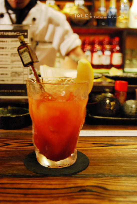 东方人,一个人,服务员,餐厅,站,竖图,室内,白天,正面,工作服,制服,幸福,茶,桌面,桌子,柠檬,杯子,水果,亚洲,仅一个男性,仅一个人,许多,切开,阴影,服装,朦胧,模糊,新鲜,光线,木制,影子,塑料,木桌,灯光,生食,红茶,茶叶,食品,果实,酒类,很多,一杯,置物架,黄种人,娱乐,架子,玻璃制品,酒,酒瓶,食物,饮料,仅一个年轻男性,衣服,玻璃瓶,木制品,瓶子,水杯,塑料制品,吸管,切,站着,享受,休闲,温馨,放松,乐趣,冰红茶,服饰,有机食品,绿色食品,空心,提神,舒适,衣着,穿着,醒脑,陈列架,剖面,切面,饮管,工作制服,衣饰,搁架,男人,男性,年轻男性,亚洲人,服务生,侍者,玻璃杯,益母果,柠果,站立,半身,彩图,工作套服,餐馆,饭店,饭馆,木桌子,圆柱状,shxw1