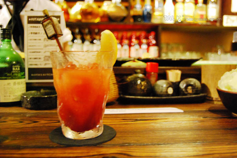 东方人,一个人,服务员,餐厅,站,横图,室内,白天,正面,工作服,制服,幸福,茶,桌面,桌子,柠檬,杯子,水果,亚洲,仅一个男性,仅一个人,许多,切开,阴影,服装,朦胧,模糊,新鲜,光线,木制,影子,塑料,木桌,灯光,生食,红茶,茶叶,食品,果实,酒类,很多,一杯,置物架,黄种人,娱乐,架子,玻璃制品,酒,酒瓶,食物,饮料,仅一个年轻男性,衣服,玻璃瓶,木制品,瓶子,水杯,塑料制品,吸管,切,站着,享受,休闲,温馨,放松,乐趣,冰红茶,服饰,有机食品,绿色食品,空心,提神,舒适,衣着,穿着,醒脑,陈列架,剖面,切面,饮管,工作制服,衣饰,搁架,男人,男性,年轻男性,亚洲人,服务生,侍者,玻璃杯,益母果,柠果,站立,半身,彩图,工作套服,餐馆,饭店,饭馆,木桌子,圆柱状,shxw1