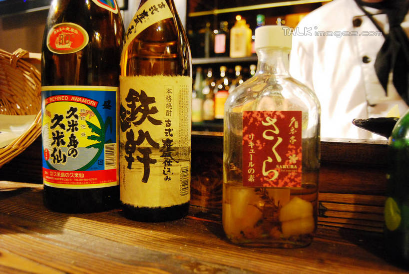 东方人,一个人,服务员,餐厅,站,横图,室内,白天,正面,工作服,制服,桌面,桌子,亚洲,仅一个男性,仅一个人,一排,许多,阴影,朦胧,模糊,整齐,并列,并排,光线,木制,影子,木桌,灯光,酒类,很多,置物架,黄种人,架子,玻璃制品,酒,酒瓶,饮料,排列,仅一个年轻男性,玻璃瓶,木制品,瓶子,站着,队列,陈列架,平行,工作制服,搁架,男人,男性,年轻男性,亚洲人,服务生,侍者,站立,半身,彩图,工作套服,餐馆,饭店,饭馆,木桌子,shxw1