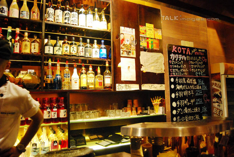 东方人,一个人,服务员,餐厅,站,横图,室内,白天,正面,工作服,制服,亚洲,仅一个男性,仅一个人,一排,许多,阴影,朦胧,模糊,整齐,并列,并排,光线,日文,标志,文字,影子,字符,灯光,酒类,很多,置物架,黄种人,标识,架子,玻璃制品,酒,酒瓶,饮料,排列,仅一个年轻男性,玻璃瓶,瓶子,黑板,站着,教学,队列,陈列架,平行,日语,工作制服,搁架,耐磨,教学黑板,男人,男性,年轻男性,亚洲人,服务生,侍者,站立,半身,彩图,工作套服,餐馆,饭店,饭馆,shxw1