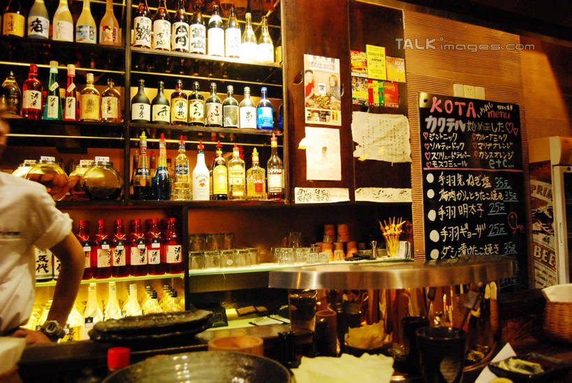 东方人,一个人,服务员,餐厅,站,横图,室内,白天,正面,工作服,制服,亚洲,仅一个男性,仅一个人,一排,许多,阴影,朦胧,模糊,整齐,并列,并排,光线,日文,标志,文字,影子,字符,灯光,酒类,很多,置物架,黄种人,标识,架子,玻璃制品,酒,酒瓶,饮料,排列,仅一个年轻男性,玻璃瓶,瓶子,黑板,站着,教学,队列,陈列架,平行,日语,工作制服,搁架,耐磨,教学黑板,男人,男性,年轻男性,亚洲人,服务生,侍者,站立,半身,彩图,工作套服,餐馆,饭店,饭馆,shxw1