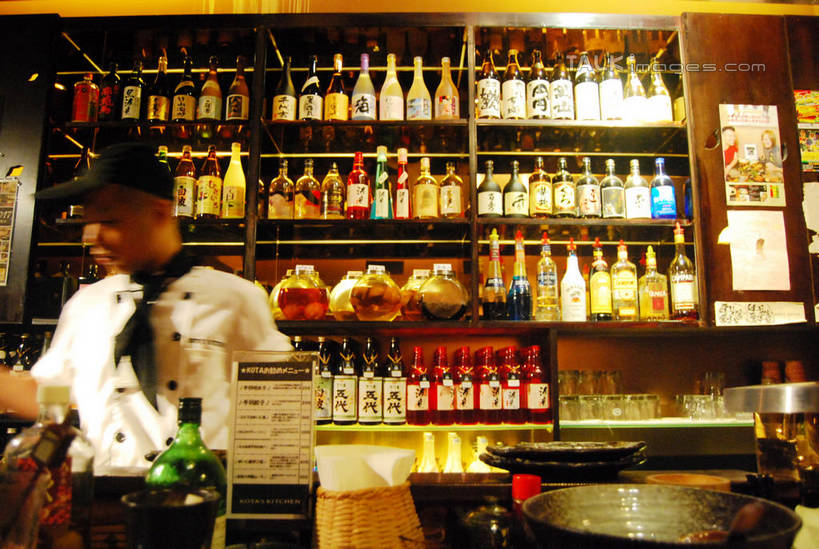 东方人,一个人,服务员,餐厅,站,横图,室内,白天,正面,工作服,制服,亚洲,仅一个男性,仅一个人,一排,许多,阴影,朦胧,模糊,整齐,并列,并排,光线,影子,灯光,酒类,很多,置物架,注视,黄种人,架子,玻璃制品,酒,酒瓶,饮料,排列,仅一个年轻男性,玻璃瓶,瓶子,观察,看,站着,观看,察看,队列,关注,陈列架,平行,工作制服,搁架,男人,男性,年轻男性,亚洲人,服务生,侍者,站立,半身,彩图,工作套服,餐馆,饭店,饭馆,shxw1