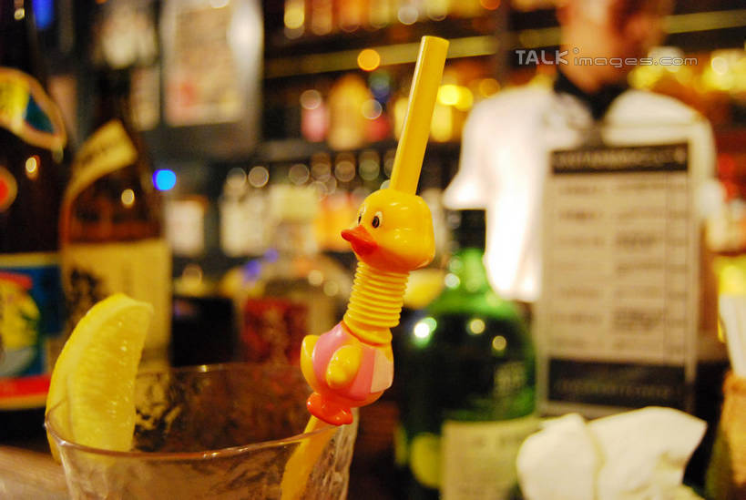 东方人,一个人,服务员,餐厅,站,横图,室内,特写,白天,正面,工作服,制服,柠檬,杯子,水果,亚洲,仅一个男性,仅一个人,一排,许多,切开,阴影,朦胧,模糊,新鲜,整齐,并列,并排,光线,影子,塑料,灯光,生食,食品,果实,酒类,很多,置物架,黄种人,架子,玻璃制品,酒,酒瓶,食物,饮料,排列,仅一个年轻男性,玻璃瓶,瓶子,水杯,塑料制品,吸管,切,站着,有机食品,绿色食品,空心,队列,陈列架,平行,剖面,切面,饮管,工作制服,搁架,男人,男性,年轻男性,亚洲人,服务生,侍者,玻璃杯,益母果,柠果,站立,半身,彩图,工作套服,餐馆,饭店,饭馆,圆柱状,shxw1