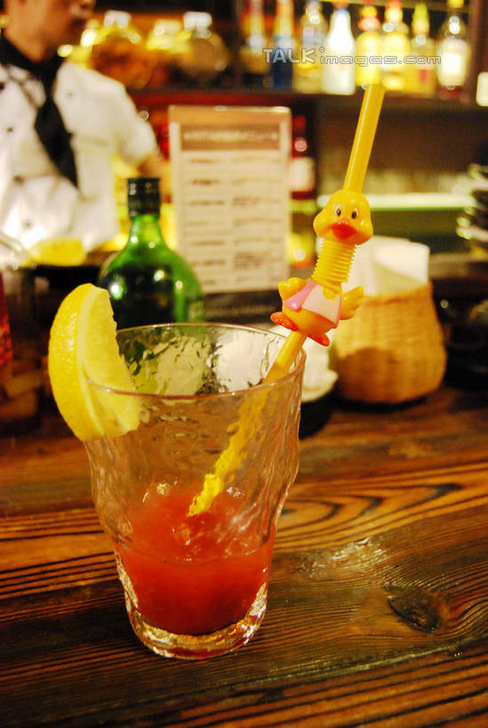 东方人,一个人,服务员,餐厅,站,竖图,室内,特写,白天,正面,工作服,制服,桌面,桌子,柠檬,杯子,水果,亚洲,仅一个男性,仅一个人,一排,许多,切开,阴影,朦胧,模糊,新鲜,整齐,并列,并排,光线,木制,影子,塑料,木桌,灯光,生食,食品,果实,酒类,很多,置物架,黄种人,架子,玻璃制品,酒,酒瓶,食物,饮料,排列,仅一个年轻男性,玻璃瓶,木制品,瓶子,水杯,塑料制品,吸管,切,站着,有机食品,绿色食品,空心,队列,陈列架,平行,剖面,切面,饮管,工作制服,搁架,男人,男性,年轻男性,亚洲人,服务生,侍者,玻璃杯,益母果,柠果,站立,半身,彩图,工作套服,餐馆,饭店,饭馆,木桌子,圆柱状,shxw1