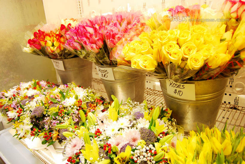 无人,花店,商店,横图,室内,白天,正面,爱情,幸福,纯洁,热情,玫瑰,叶子,一排,整齐,并列,并排,盛开,铁桶,桶,绿叶,玫瑰花,浪漫,花蕾,商铺,花,花瓣,花朵,鲜花,排列,容器,花苞,花蕊,温暖,温馨,嫩叶,恩爱,储藏,和睦,储存,队列,感动,平行,尊敬,市肆,商号,天真,刺玫花,徘徊花,叶,叶片,彩图,店铺,融洽,贮存,shxw1