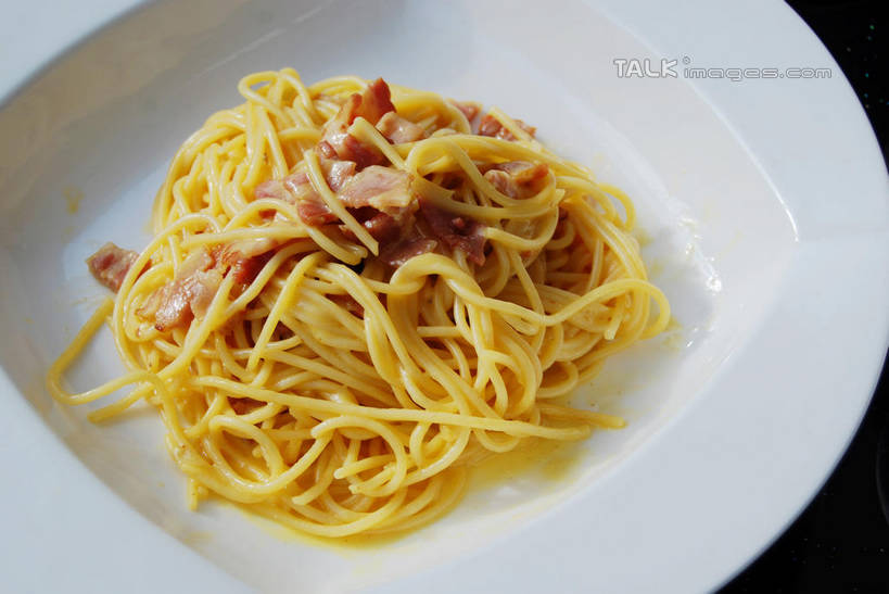 面食,面条,意大利面,无人,餐厅,横图,俯视,室外,特写,白天,西餐,餐桌,桌子,餐具,阴影,光线,碟子,盘,影子,调料,酱料,酱汁,面,肉,佐料,料理,食品,调味品,调味料,肉酱,肉糜,肉末,酱,肉类,食物,一个,阳光,盘子,碟,西式,单个,餐台,肉食,意粉,意面,彩图,高角度拍摄,餐馆,饭店,饭馆,shxw1