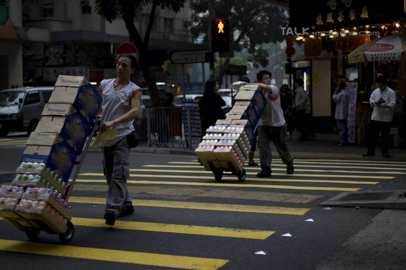 东方人,走,横图,室外,白天,正面,道路,路,人行横道,公路,香港,中国,亚洲,行人,游客,游人,阴影,服装,光线,推车,影子,人行道,灯光,交通,许多人,注视,休闲装,黄种人,路人,旅客,车,衣服,手推车,交通工具,轿车,观察,看,一群人,休闲,休闲服,服饰,观看,货车,港,察看,小推车,关注,载具,人行横道线,东亚,香港特别行政区,港澳台,中华人民共和国,过客,男人,男性,年轻男性,年轻女性,女人,女性,亚洲人,斑马线,马路,步行,散步,走路,彩图,全身,手拉车,shylt1