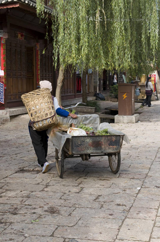 东方人,一个人,走,交叉,竖图,室外,白天,民族服装,植物,柳树,竹子,帽子,丽江,中国,亚洲,仅一个男性,仅一个人,仅一个中年男性,一辆,握,阴影,竹制,编织,光线,篮子,影子,三轮车,黄种人,垂柳,云南,车,脚踏车,树,树木,背面,绿色,阳光,自然,竹篮,交通工具,握着,生长,成长,竹条,交织,竹制品,载具,东亚,云南省,中华人民共和国,西南地区,滇,丽江市,倒挂柳,穿插,男人,男性,中年男性,亚洲人,垂枝柳,步行,走路,彩图,全身,传统服装,民俗服,shylt1