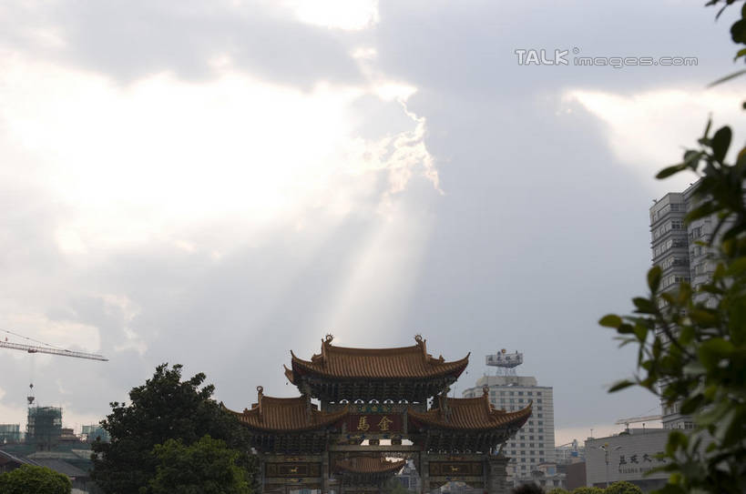 无人,家,横图,室外,白天,仰视,旅游,度假,技术,名胜古迹,植物,标志建筑,地标,建筑,昆明,中国,亚洲,遗迹,瓦片,房屋,屋顶,屋子,乌云,云,阴天,云朵,公寓,云彩,顶棚,瓦,古迹,文物,娱乐,设备,建设,古建筑,洋房,楼房,云南,住宅,吊车,树,树木,施工,绿色,天空,自然,交通工具,天,享受,休闲,机械,起重机,旅游胜地,放松,建造,生长,成长,工程,昏暗,阴沉,载具,昆明市,古文明,东亚,屋瓦,云南省,中华人民共和国,省会,西南地区,滇,工作车,施工车,汽车吊,彩图,低角度拍摄,房子,金马碧鸡坊,shylt1