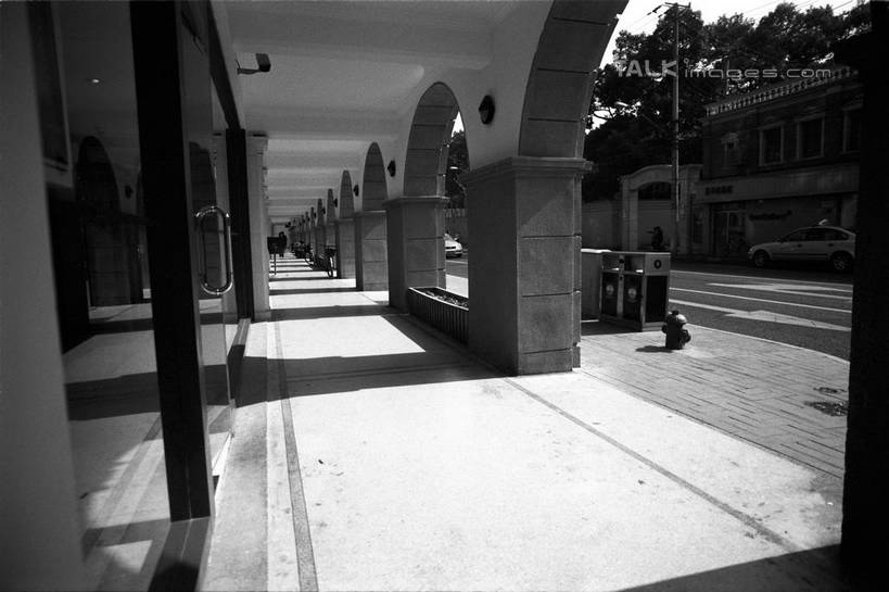 无人,栏杆,横图,黑白,室外,白天,正面,旅游,度假,植物,天花板,标志建筑,道路,地标,建筑,路,公路,上海,中国,亚洲,阴影,环保,光线,影子,围栏,走道,走廊,过道,垃圾桶,交通,娱乐,建设,护栏,树,树木,绿色,阳光,自然,容器,享受,休闲,旅游胜地,放松,生长,能源,成长,储藏,武康大楼,垃圾箱,淮海路,回收,申,资源,储存,利用,低碳,东亚,循环,淮海中路,徐汇区,上海市,中华人民共和国,沪,华东地区,持续,马路,贮存,东美特公寓,诺曼底公寓,shylt1