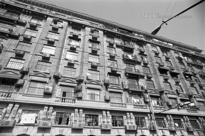 无人,家,横图,黑白,室外,白天,仰视,旅游,度假,窗户,标志建筑,地标,建筑,路灯,照明,上海,中国,亚洲,一排,许多,阴影,整齐,并列,并排,光线,影子,房屋,屋子,公寓,灯光,很多,娱乐,建设,洋房,楼房,玻璃窗,住宅,灯,排列,天空,阳光,天,享受,休闲,旅游胜地,放松,武康大楼,淮海路,照亮,申,照明设备,队列,平行,东亚,淮海中路,徐汇区,上海市,中华人民共和国,沪,华东地区,低角度拍摄,房子,东美特公寓,诺曼底公寓,shylt1