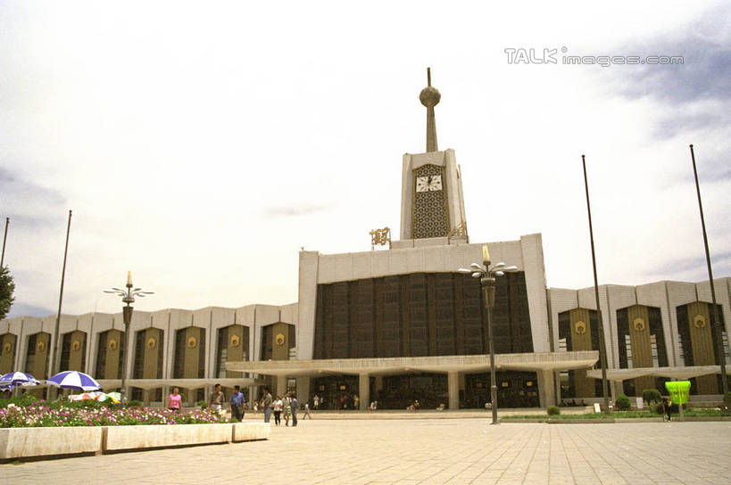 东方人,火车站,走,横图,室外,白天,仰视,度假,美景,城市风光,城市,路灯,照明,中国,亚洲,行人,游客,游人,阴影,服装,光线,影子,景观,云,云朵,灯光,许多人,云彩,注视,休闲装,黄种人,娱乐,路人,旅客,灯,衣服,蓝色,白云,蓝天,天空,阳光,天,观察,看,一群人,享受,休闲,休闲服,景色,放松,服饰,晴朗,观看,照亮,察看,照明设备,关注,东亚,宁夏,银川,首府,中华人民共和国,西北地区,银川市,宁夏回族自治区,宁,过客,男人,男性,年轻男性,年轻女性,女人,女性,亚洲人,晴空,步行,散步,走路,彩图,低角度拍摄,全身,铁路车站,铁路站,金凤区,银川火车站,shzwj1