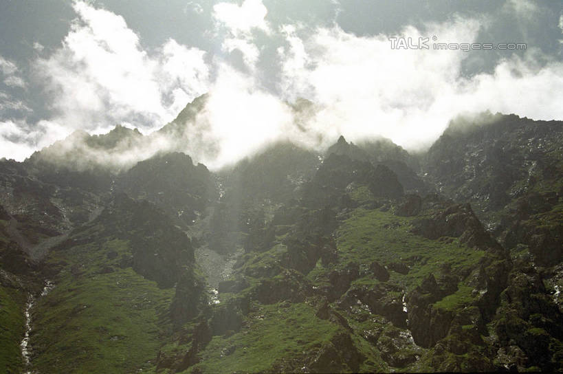 无人,横图,室外,白天,正面,旅游,度假,草地,草坪,石头,美景,山,雪,雪山,植物,大雪,中国,亚洲,阴影,光线,石子,影子,冰,积雪,景观,山顶,山峰,雪景,云,云朵,冬季,冬天,山峦,云彩,娱乐,草,蓝色,绿色,白云,蓝天,天空,阳光,自然,天,享受,休闲,景色,放松,寒冷,晴朗,冰冷,自然风光,东亚,沉积岩,乌鲁木齐,新疆,一号冰川,首府,中华人民共和国,严寒,冰凉,酷寒,凛冽,凛凛,极冷,乌鲁木齐市,新疆维吾尔自治区,西北地区,颠峰,极峰,水成岩,石块,岩石,晴空,彩图,天山乌鲁木齐河源1号冰川,新,shzwj1